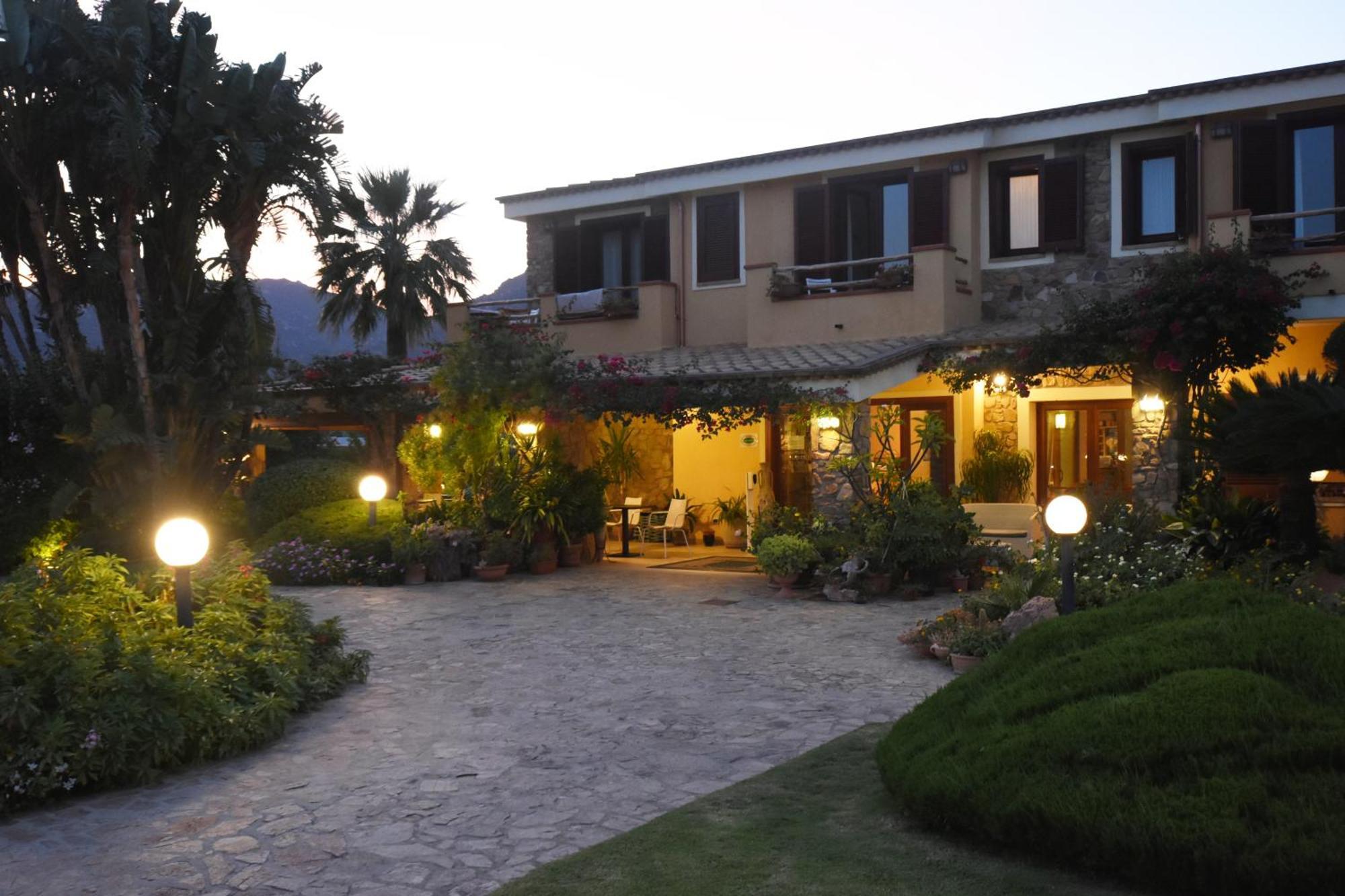 Le Anfore Hotel Villasimius Bagian luar foto